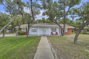 Chic Condo with Screened Patio about 13 Mi to Beach